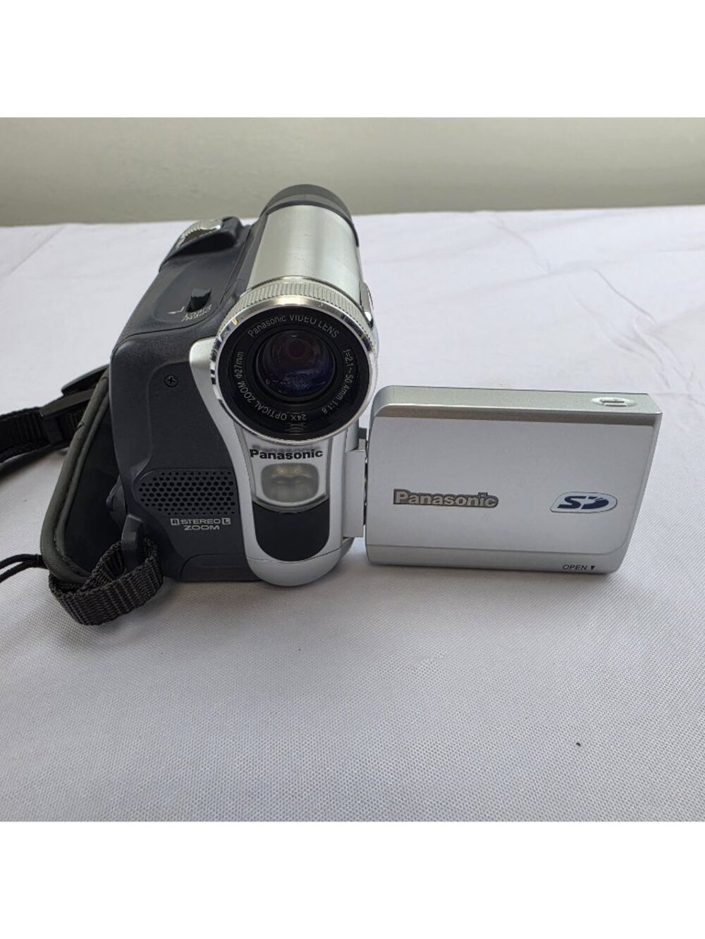 Panasonic PV-GS15 MiniDV Camcorder 24x Optical Zoom w/ Charger, Remote & Bag